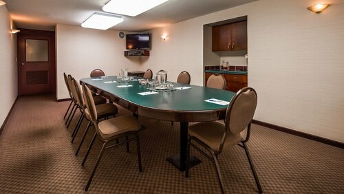 Гостиница Tower Inn and Suites в Квенеле