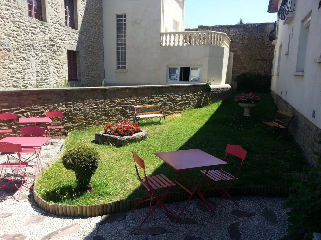 Фото Hôtel Le Chapeau Rouge