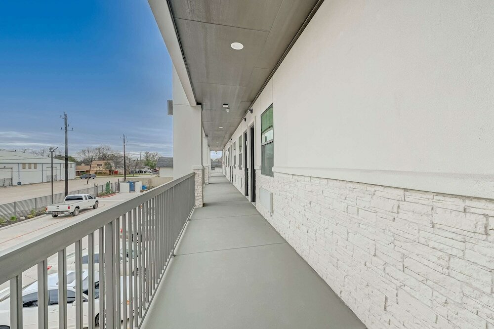 Фото SureStay Hotel by Best Western Houston Southeast