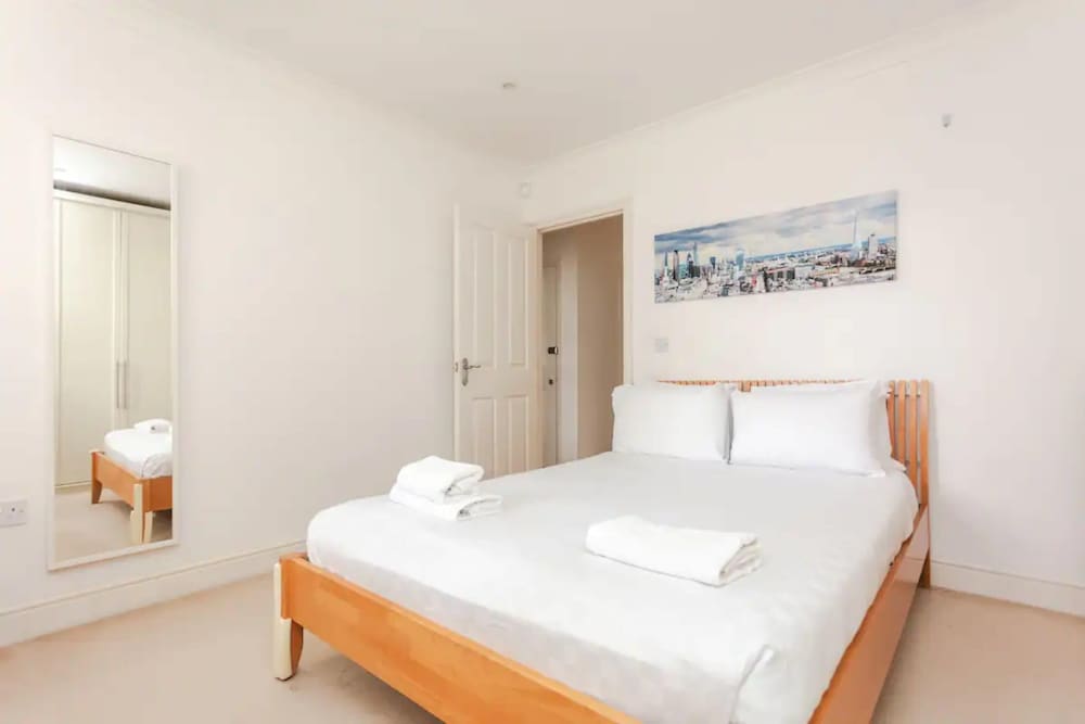 Фото Homely 2 Bedroom Flat Near Embankment Station