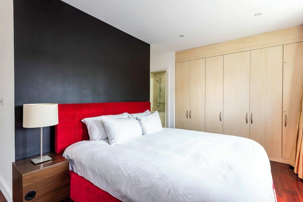 Фото Modern Tower Hill Penthouse