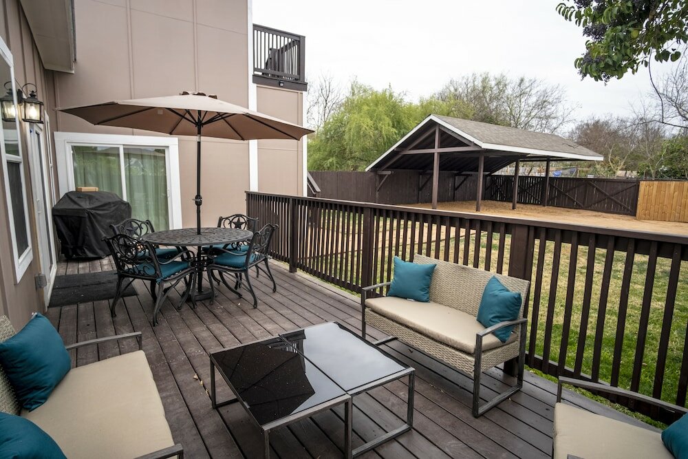 Фото Brand New Large Impressive House Near Downtown!