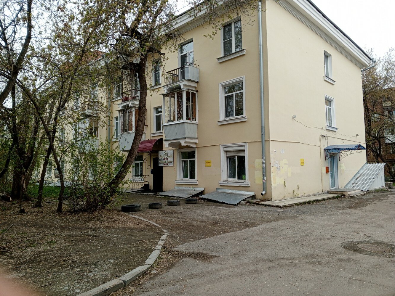 Фото Красный диван