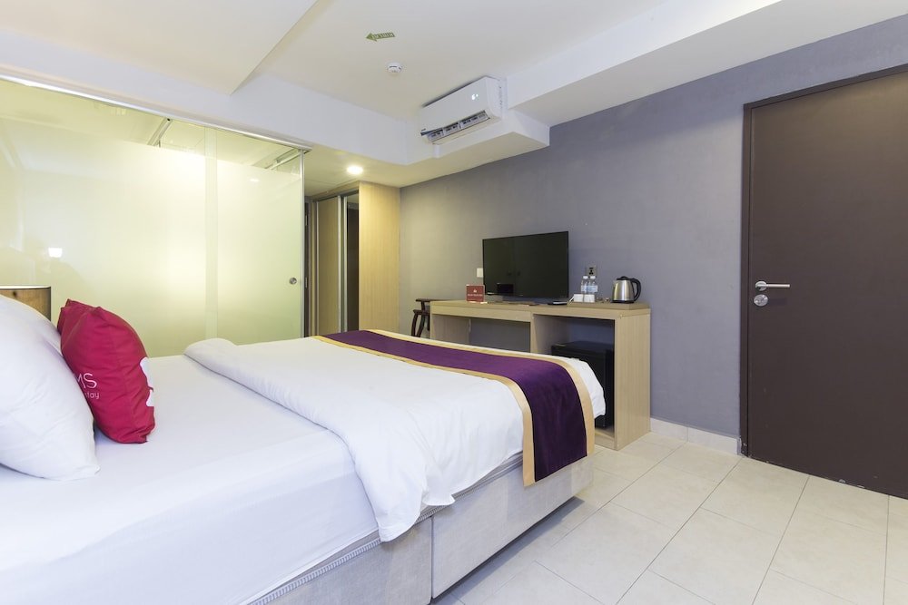 Фото Zen Rooms Royce Hotel