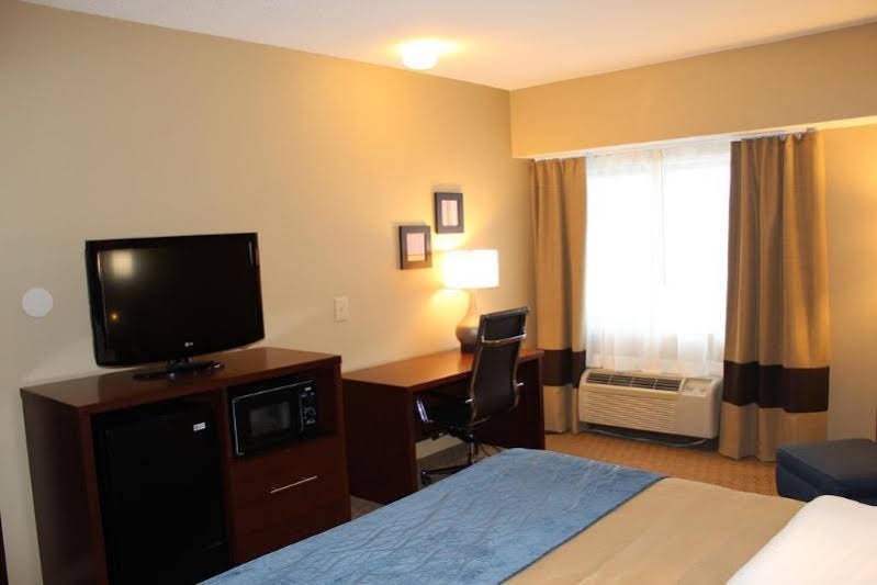 Фото Comfort Inn Detroit/Warren Sterling Heights