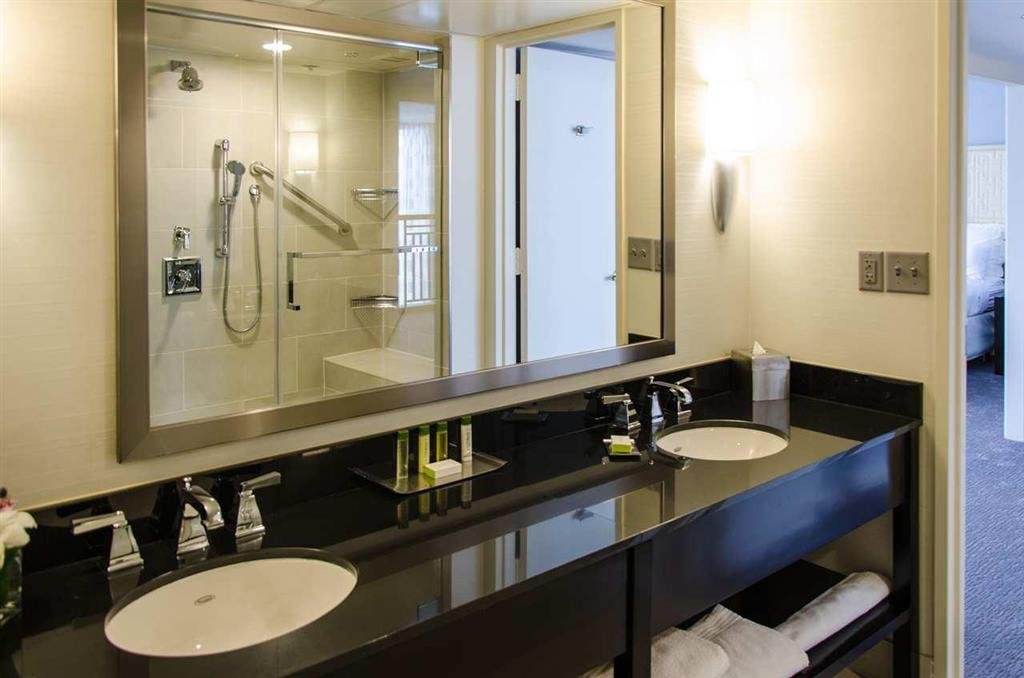 Фото DoubleTree by Hilton Hotel Houston - Greenway Plaza