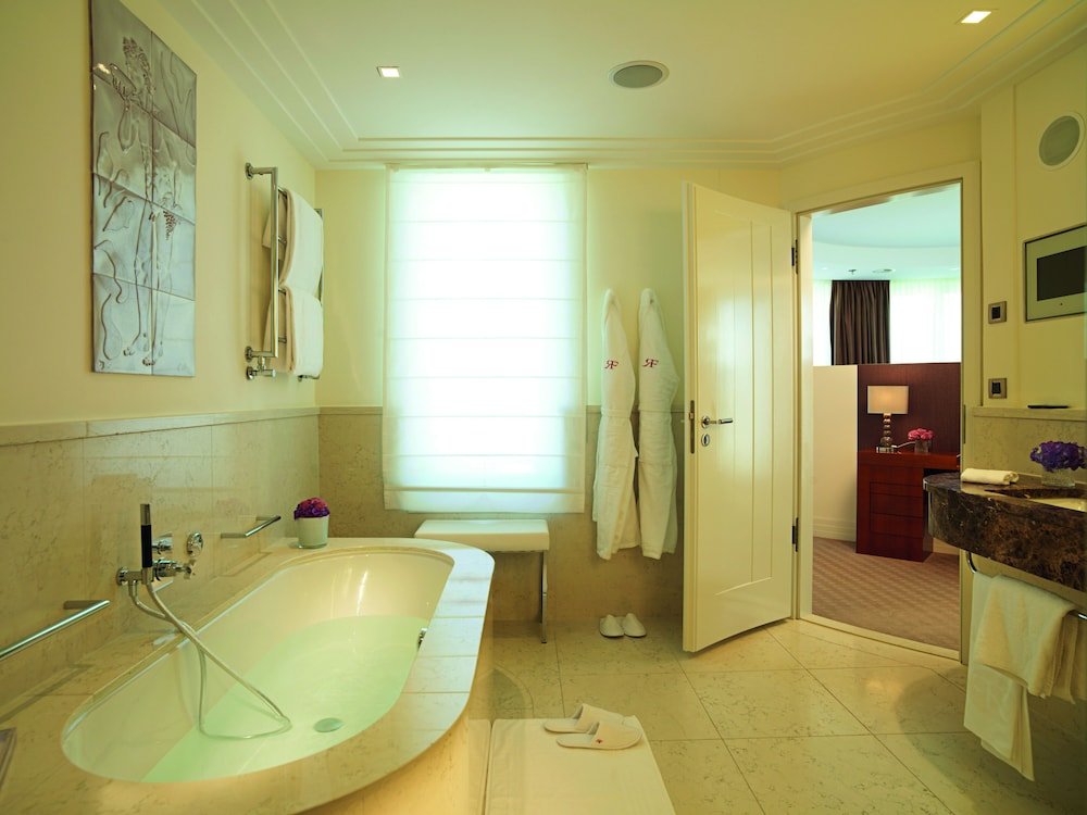 Фото Rocco Forte The Charles Hotel