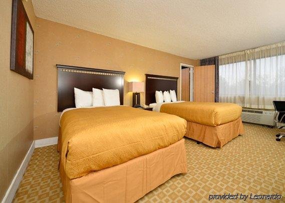 Фото Red Roof Inn & Suites Austin East - Manor