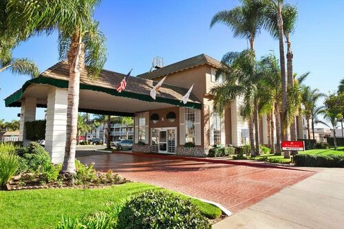 Гостиница Ramada by Wyndham Costa Mesa/Newport Beach в Коста-Меса