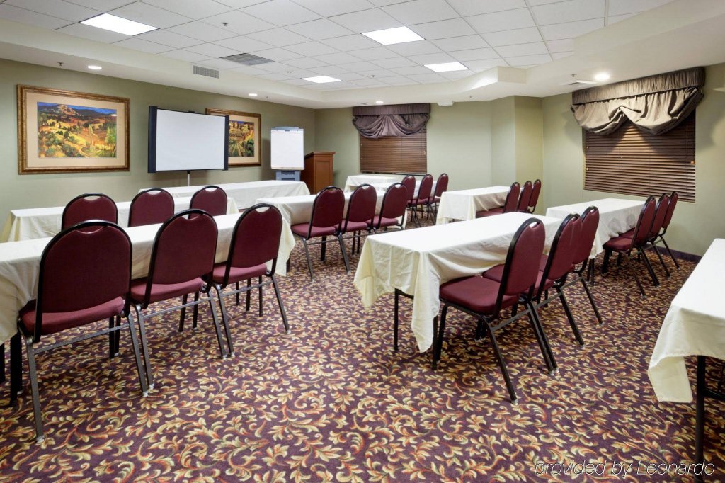 Фото Holiday Inn Express Hotel & Suites Marina - State Beach Area, an Ihg Hotel