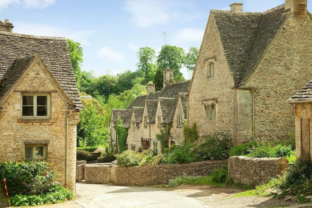 Short-term housing rental Stylish New England lakeside retreat in the Cotswold Water Park, Gloucestershire County, photo