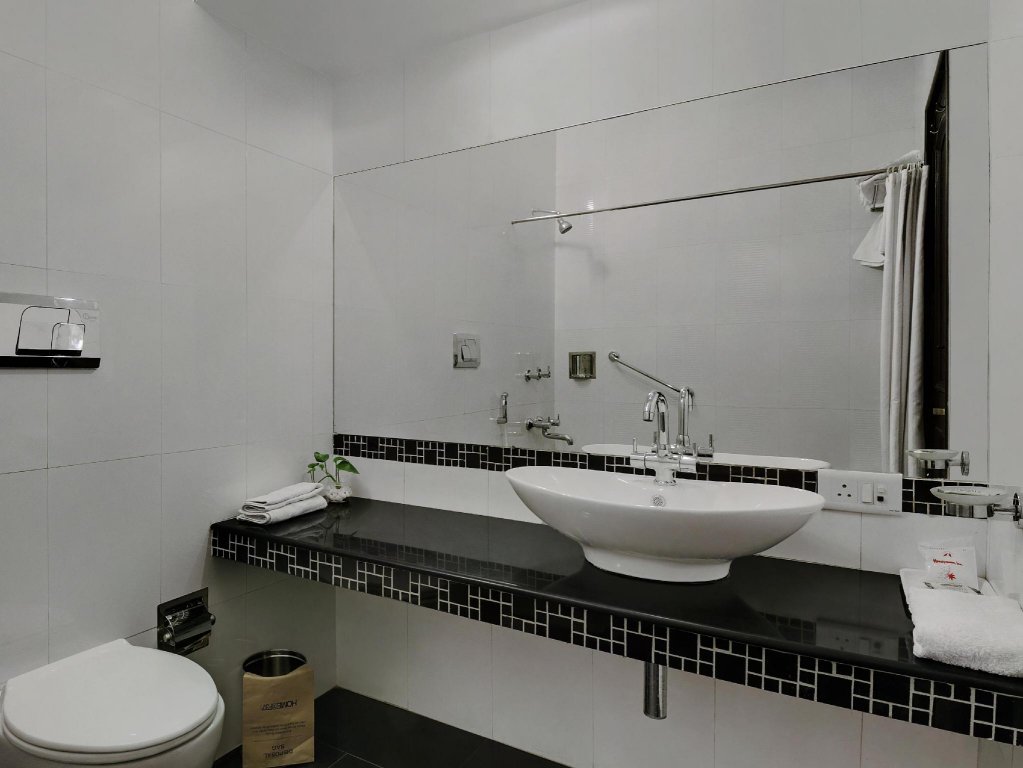 Фото Home@F37 Kailash Colony Metro