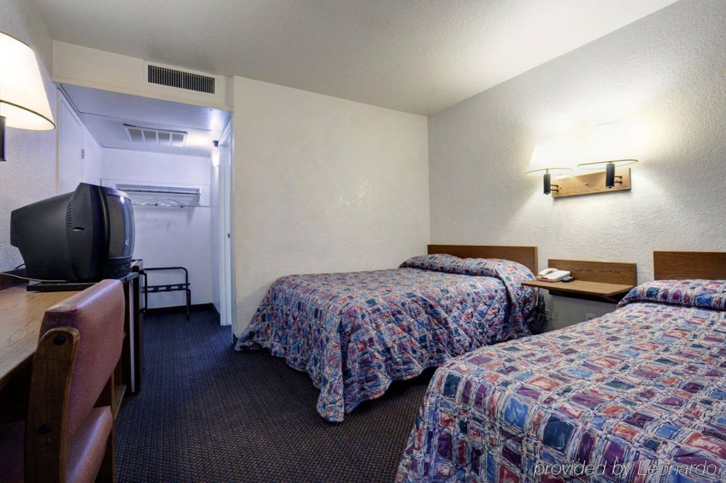 Фото Travelodge by Wyndham Grand Rapids North