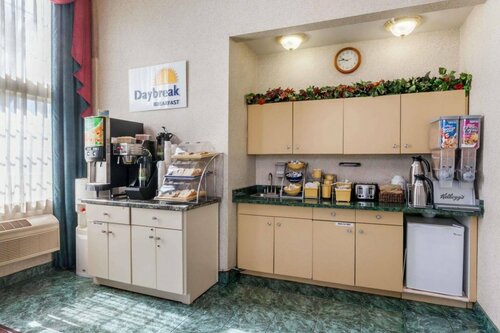 Гостиница Days Inn & Suites by Wyndham South Gate