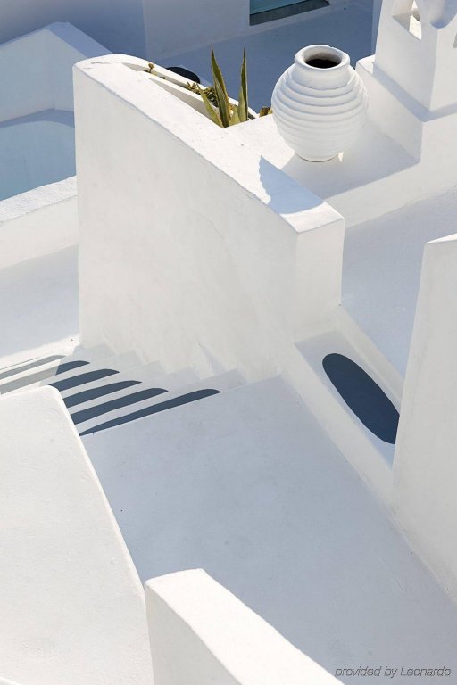 Фото On The Rocks Hotel