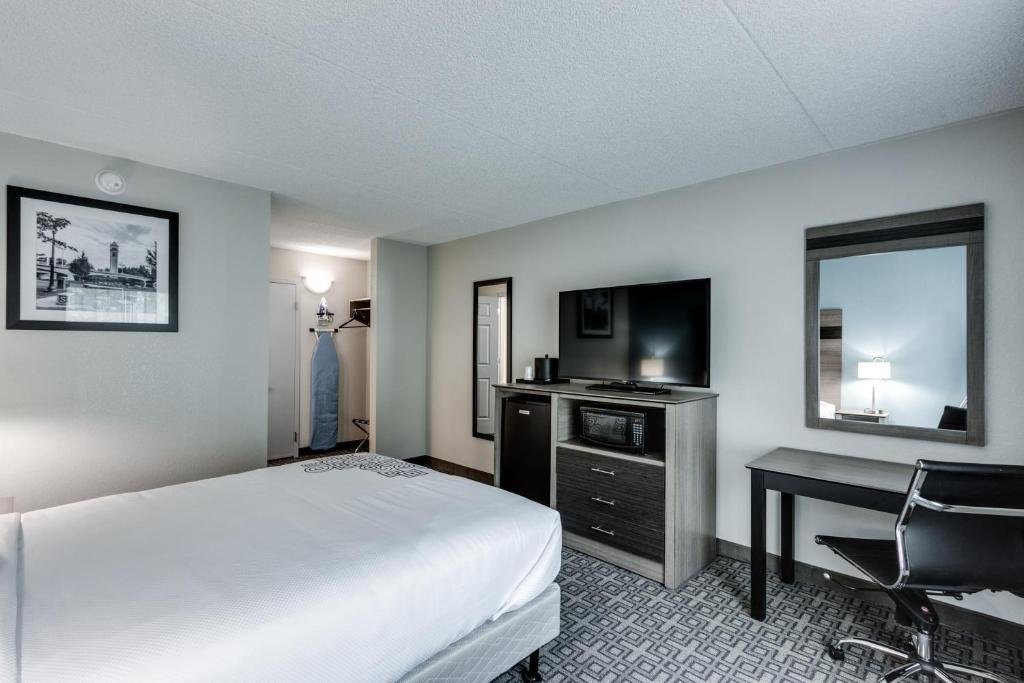 Фото Days Inn & Suites by Wyndham Spokane