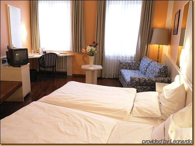 Фото Boutique 003 Koln am Dom