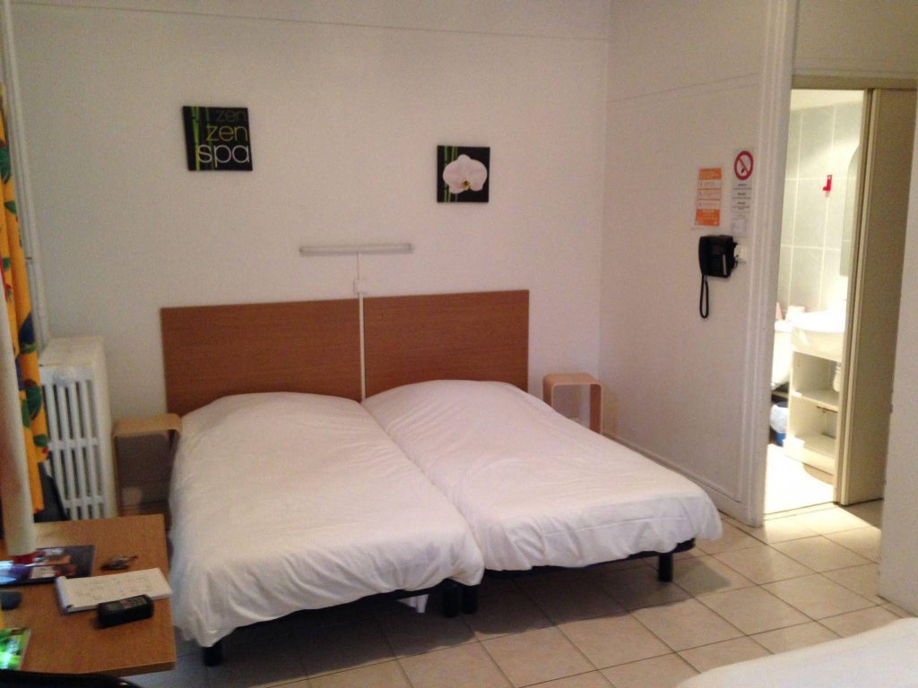 Фото Hôtel Les Colombes