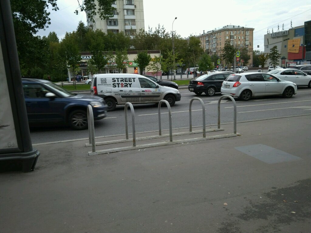 حاملة الدراجات Velosipednaya parkovka № 14003 metro Varshavskaya ، موسكو، صورة