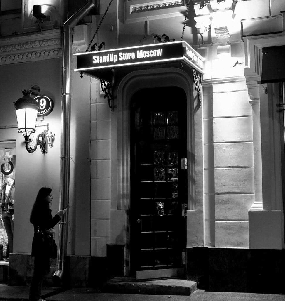 Где снимают женский стендап со стеклянной стеной