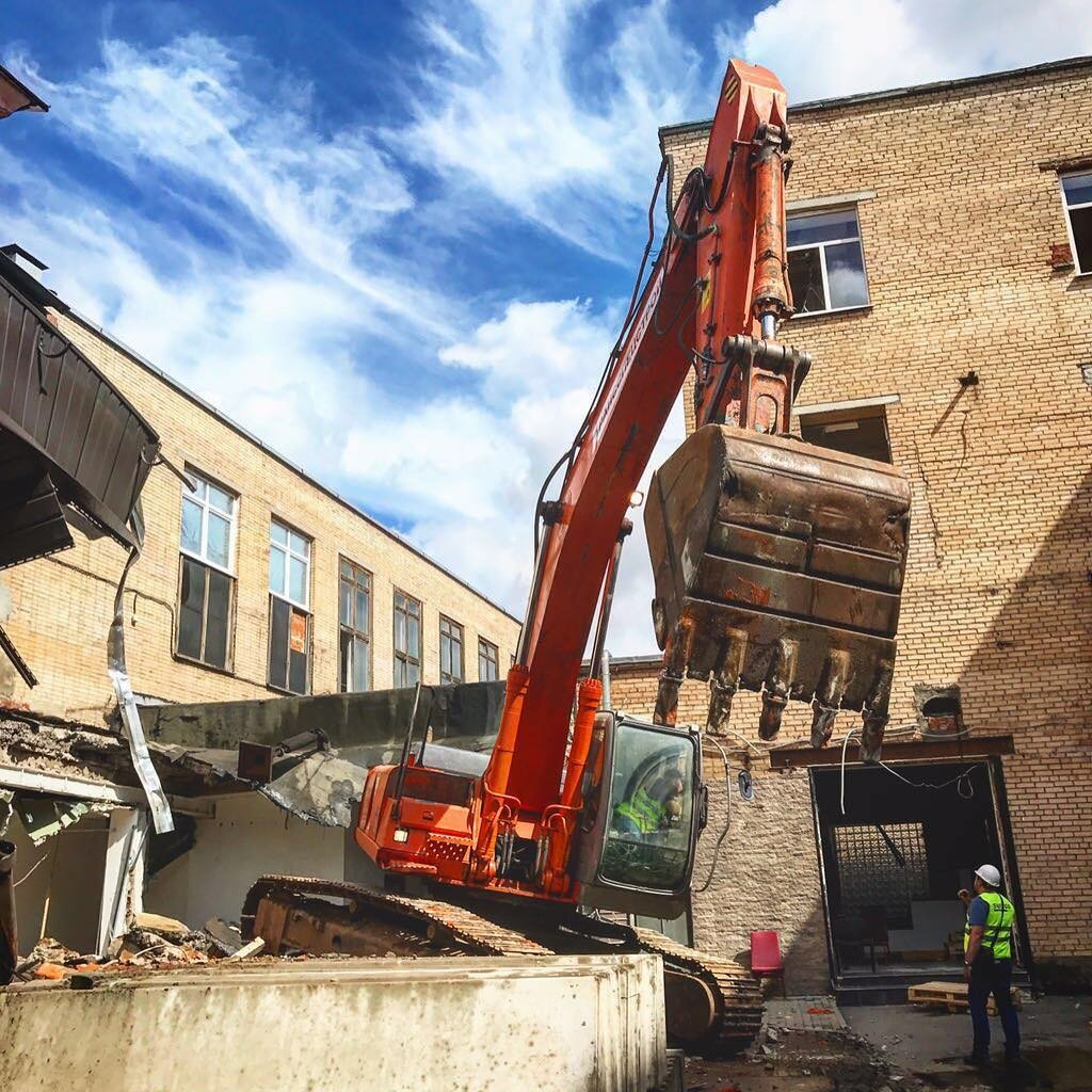 Демонтаж кирпичных зданий методом обрушения