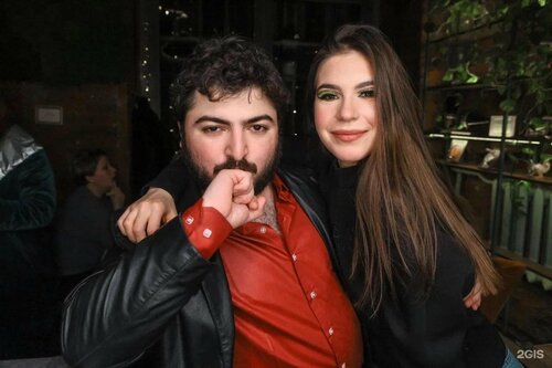 U bar kursida eshakda sikilib ketyapti.