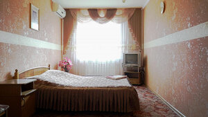 Kosmos (Akhtyrskiy Urban Type Settlement, ulitsa Druzhby, 10), hotel