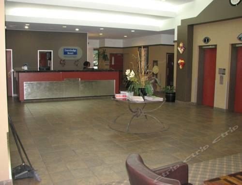 Фото Travelodge by Wyndham Vancouver Airport