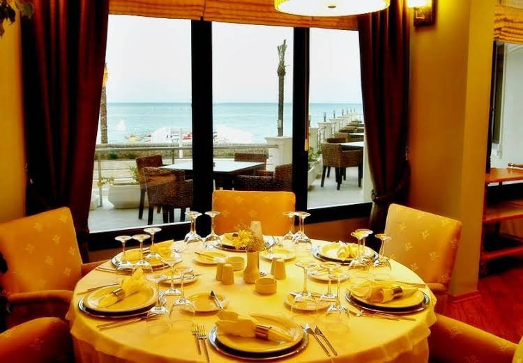 Фото Vuni Palace Hotel