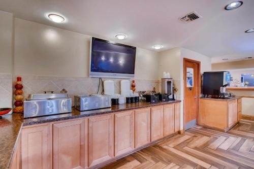 Фото Orangewood Inn & Suites Midtown