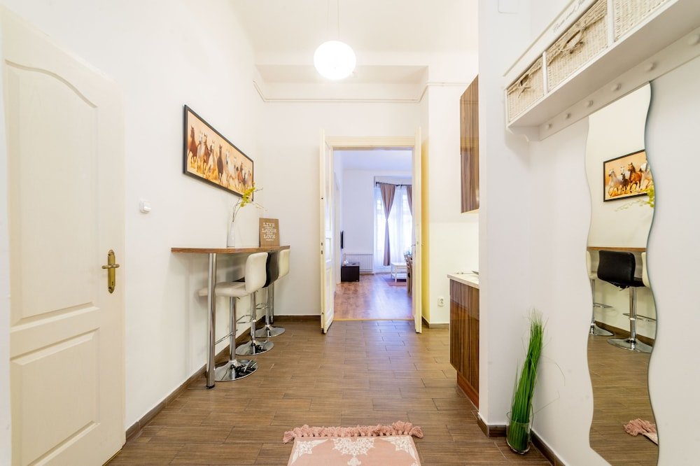 Фото Real Apartments Lovag