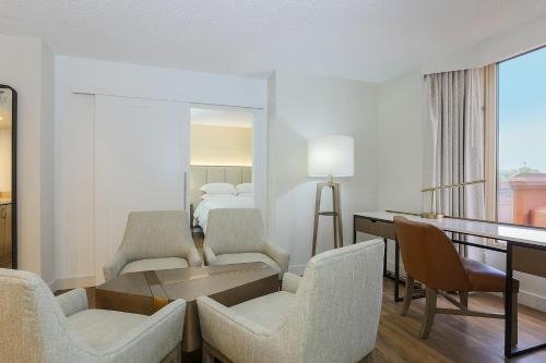 Фото Sheraton Suites Market Center Dallas