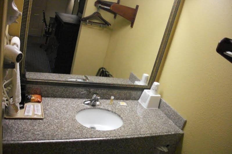 Фото Days Inn by Wyndham Lake Charles