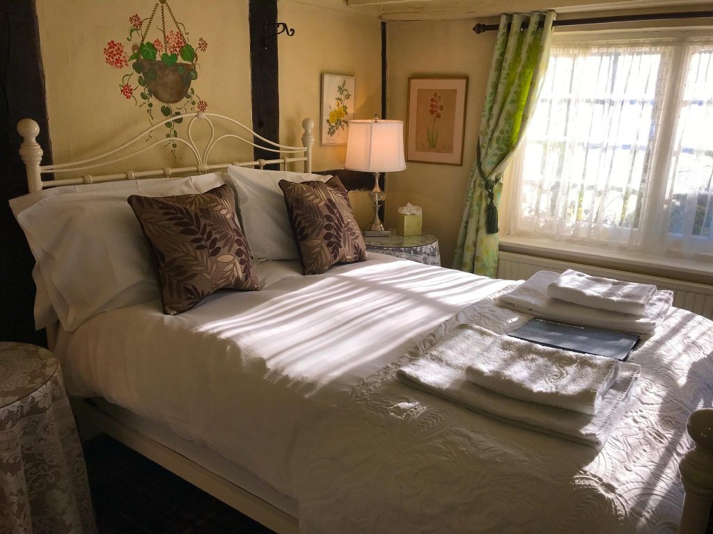 Фото Thatched Cottage Hotel