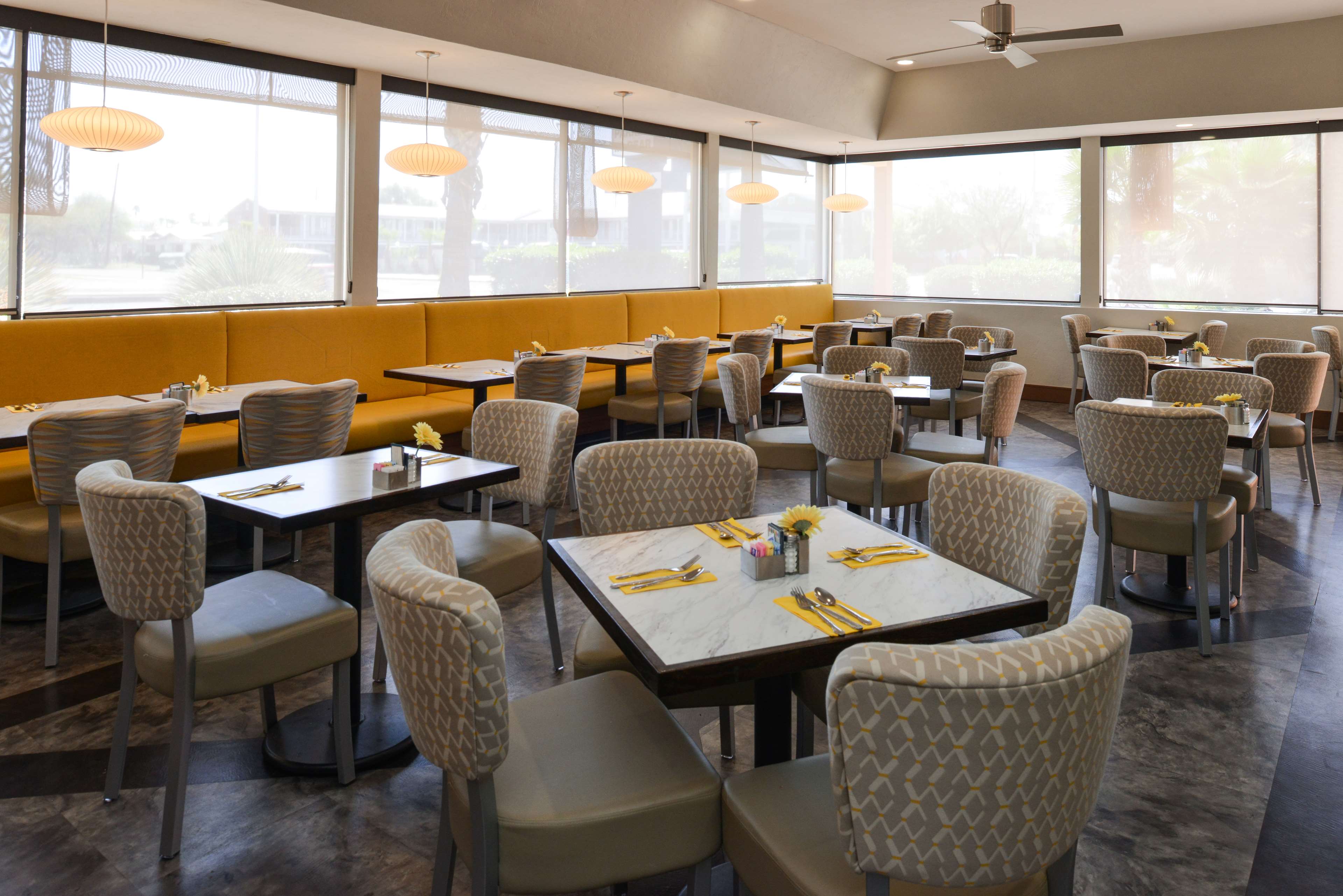 Фото Best Western Royal Sun Inn & Suites