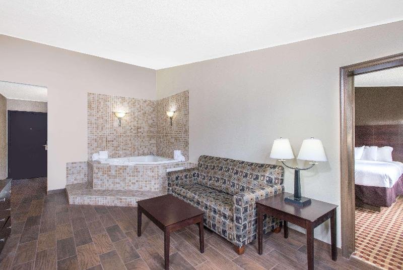 Фото Ramada by Wyndham Whitehall/Allentown