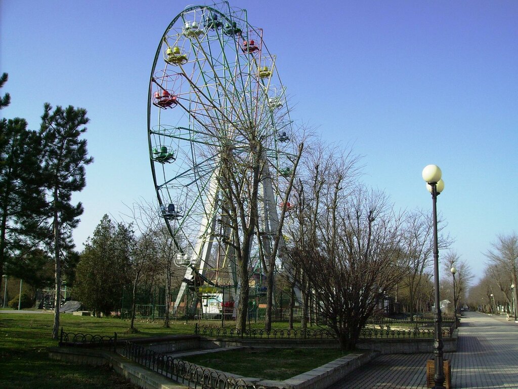 Amusement park Ferris Wheel, Evpatoria, photo