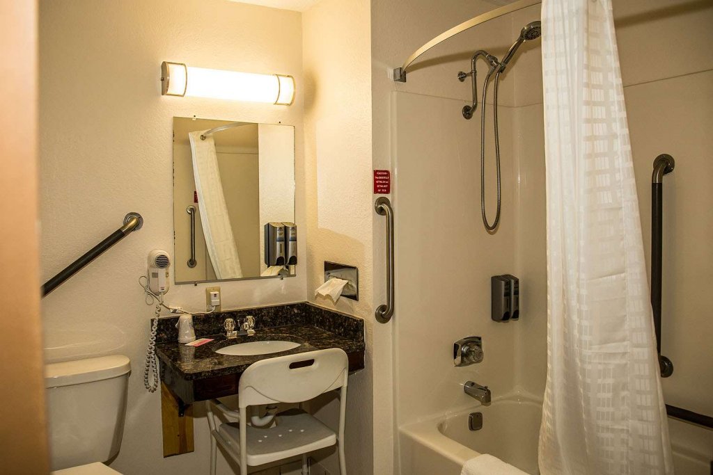 Фото Americas Best Value Inn and Suites Detroit Lakes