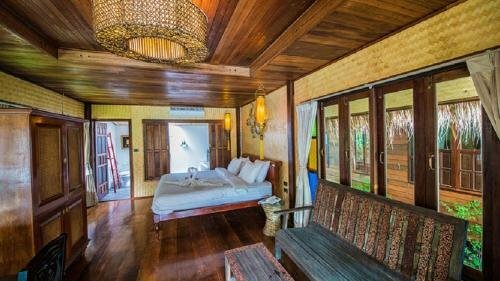 Гостиница Bora Bora Villa Phuket в Чалонге