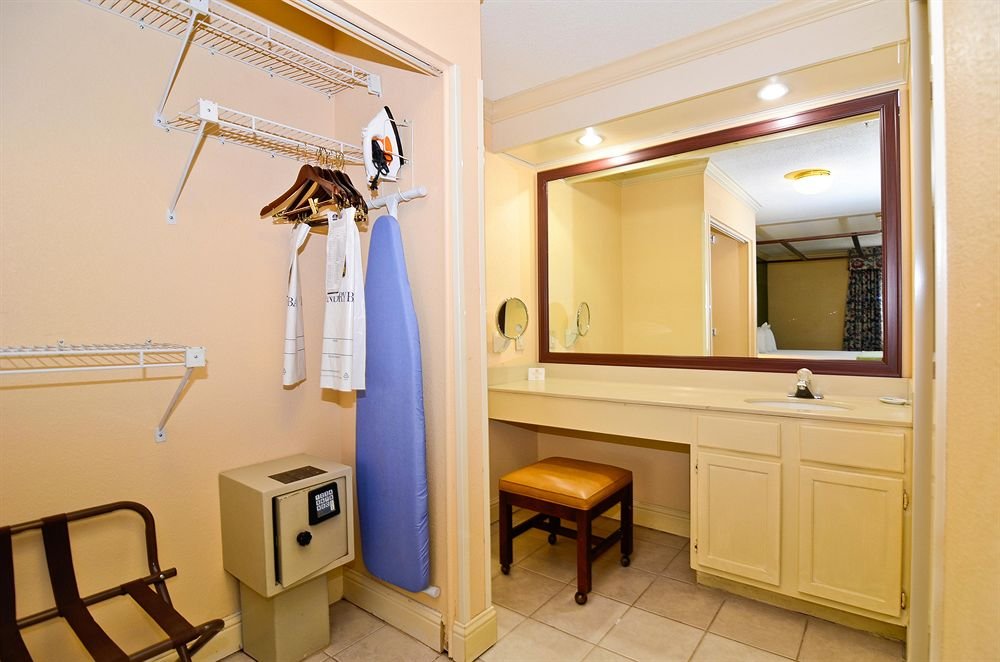 Фото Holiday Inn Express & Suites Shreveport - Downtown, an Ihg Hotel