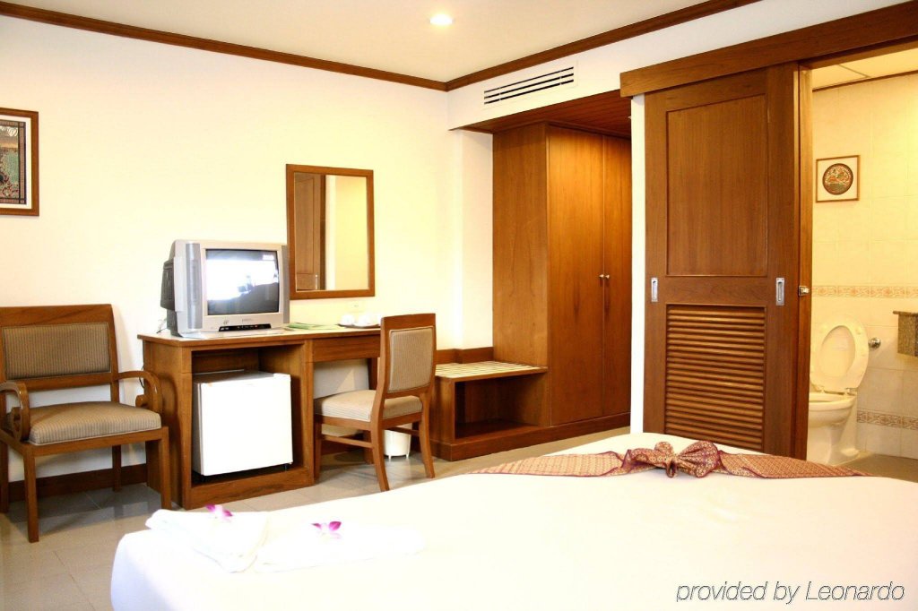 Фото Rattana Karon Beach Hotel