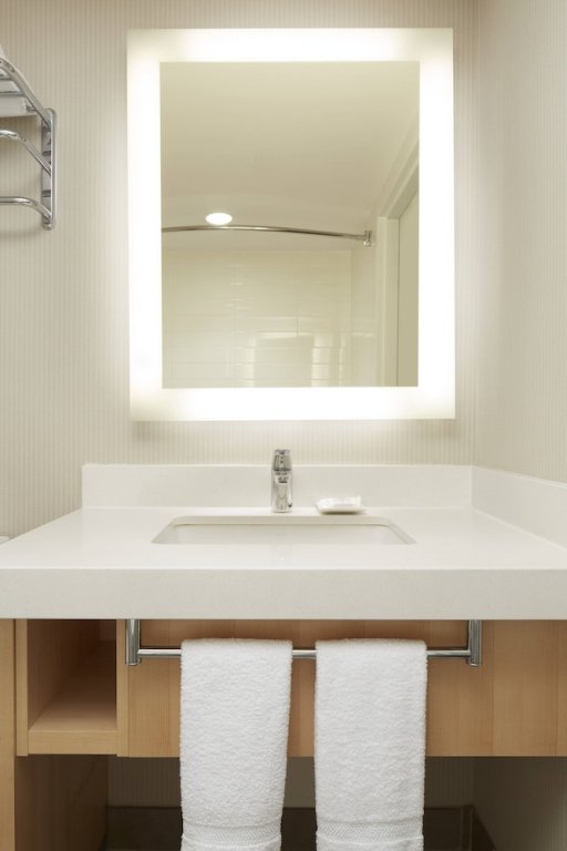 Фото Delta Hotels by Marriott Prince Edward