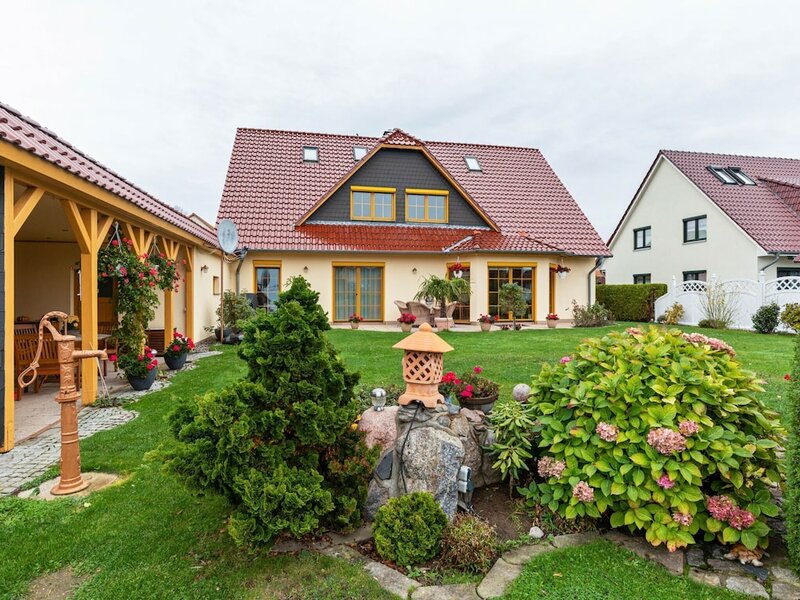 Жильё посуточно Quaint Apartment in Kühlungsborn With Garden