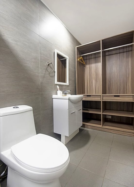 Фото Oyo 208 Anika Suites