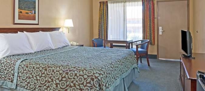 Фото Days Inn by Wyndham Fontana Rialto