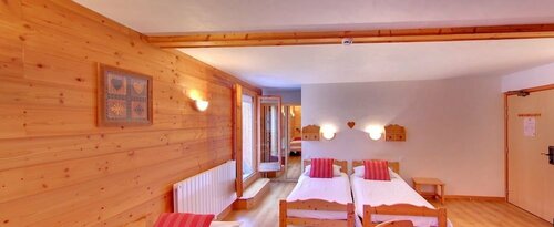 Гостиница Hôtel Les Chalets в Брид-ле-Бене