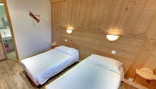 Гостиница Hôtel Les Chalets в Брид-ле-Бене