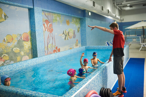 Қыздар кеуделерін көрсетеді