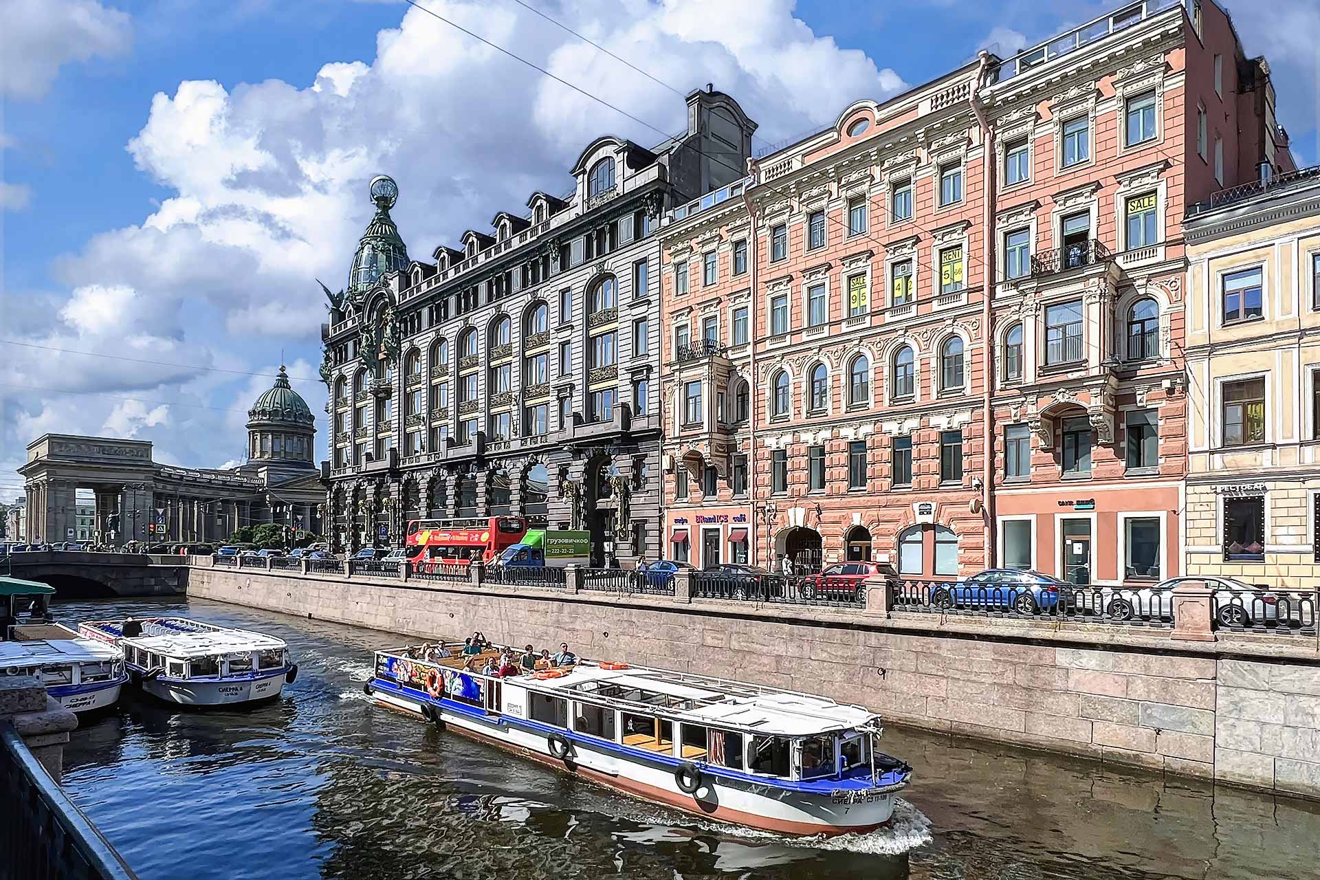 Фото Друзья у Дома Книги