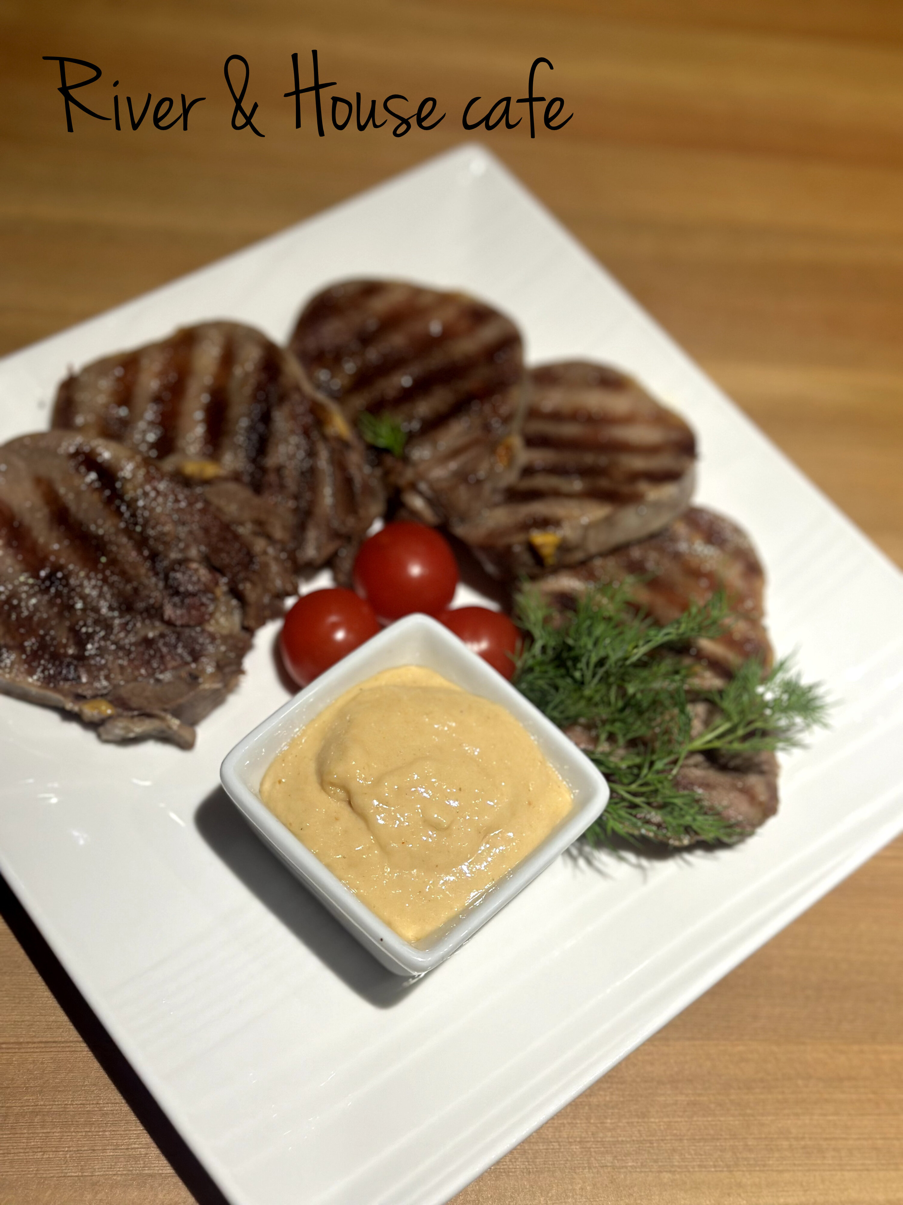 Фото River & House